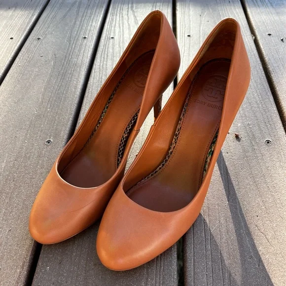 Tory Burch 🔥🔥🔥Rich Tan Leather Leopard Print accent pumps - Picture 3 of 12
